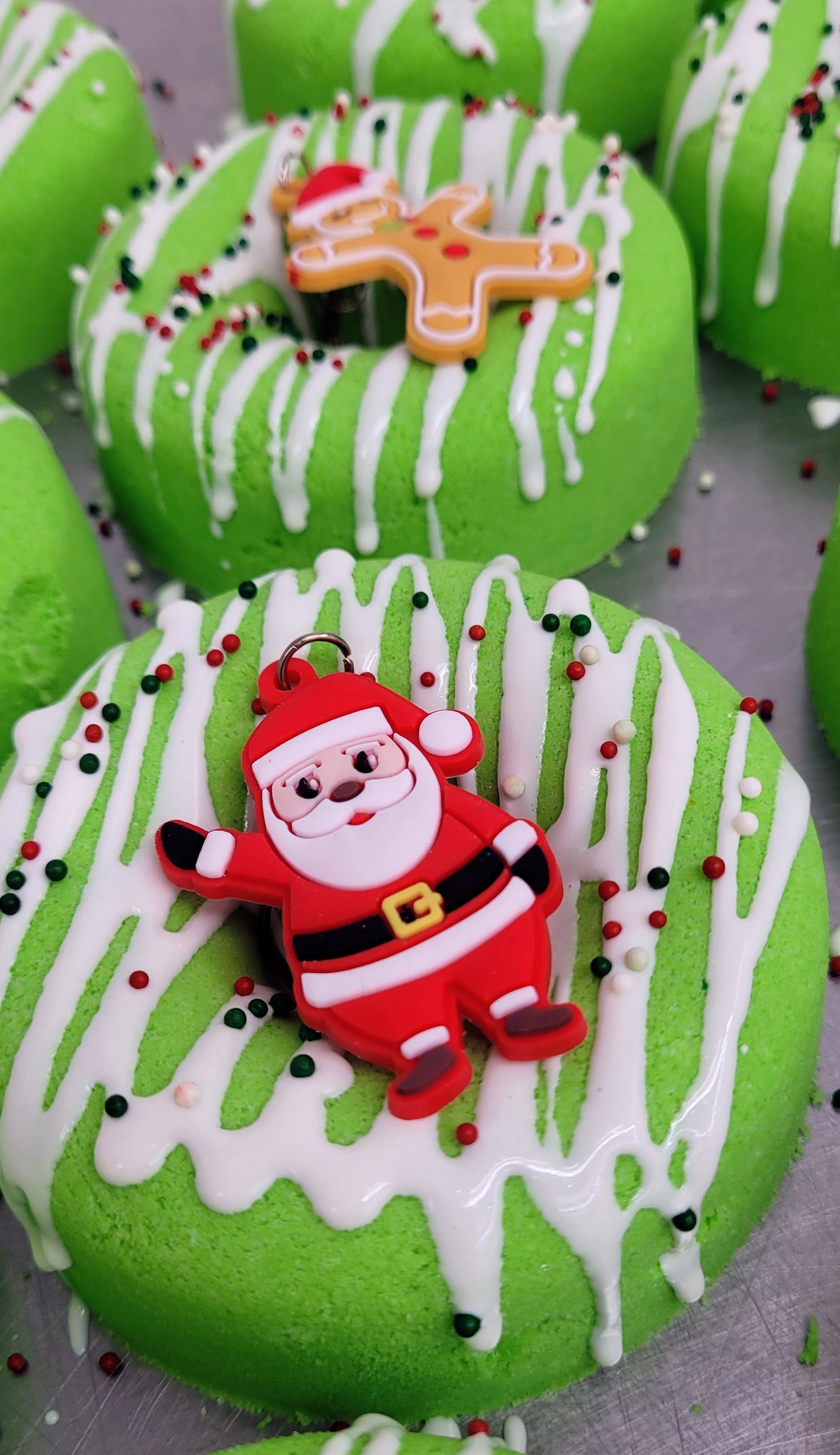 Holly Jolly Donut Bath Bombs with Keychain - 6 oz